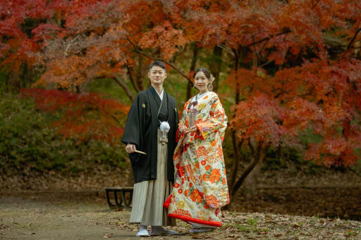 紅葉を背景に凛とした姿を