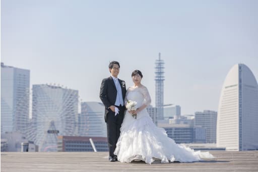 みなとみらいを背景にかっちり立ち姿を