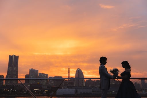 夕焼け空に浮かぶシルエット