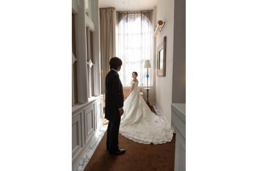 自然光が降り注ぐアーチ窓の情景