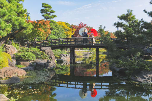 庭園バックに