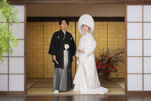 白無垢でかっちりと