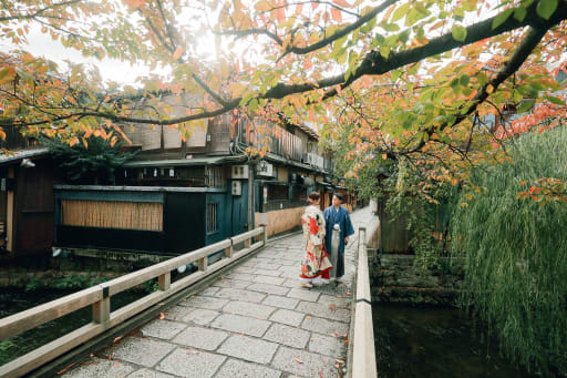 秋の訪れと共に紅葉の始まった祇園の街で
