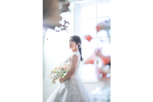 一方、新婦様は光をたっぷりと浴び、透明感と優雅さを兼ね備えた写真に仕上げました。