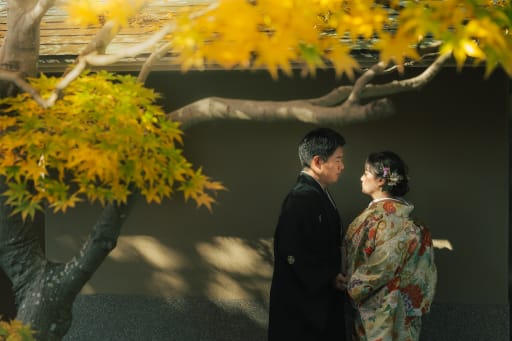 紅葉の下で