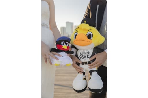 球団のマスコットと！