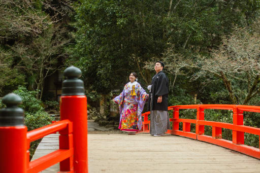 赤い橋の上で