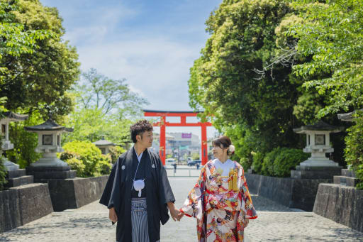 神社で