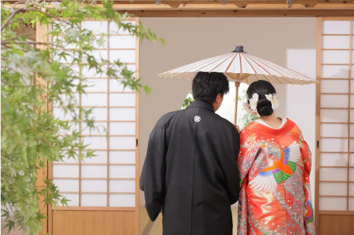 和傘で演出する後ろ姿
