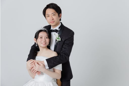 シンプル背景で引き立つ後ろからぎゅっと抱きしめて