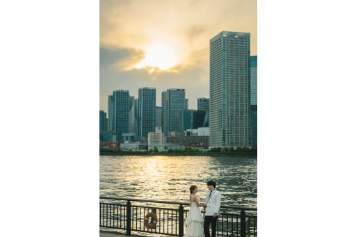 夕暮れの都会を背景に