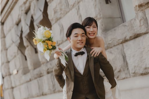 新郎様に新婦様をおんぶしていただき、仲良くポーズ