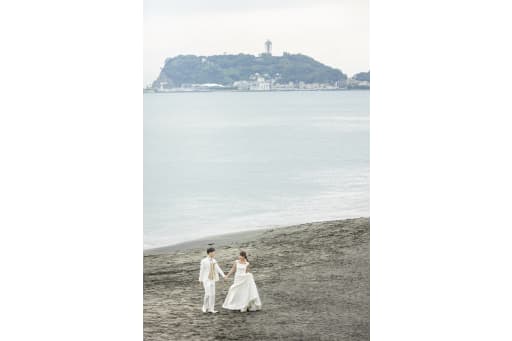 江ノ島を背景に、広大な海岸を二人でお散歩