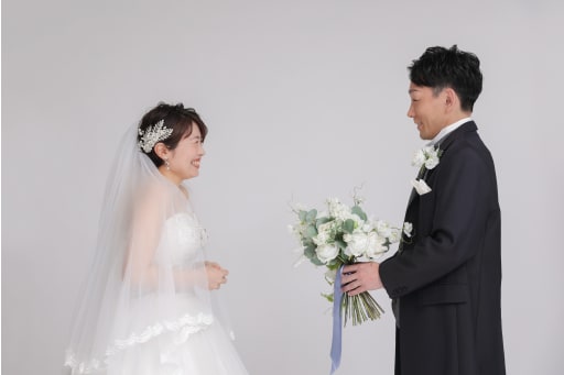 その花束を新婦様に手渡すシーン