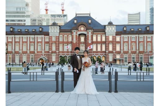 東京駅をバックに