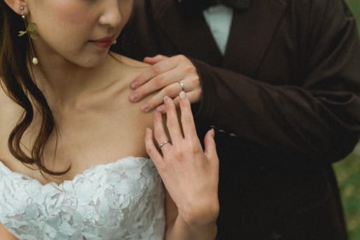 優しく重ねた手に光る結婚指輪