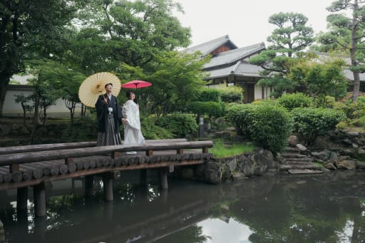 池もあって橋の前で撮影ができるスポットもあります