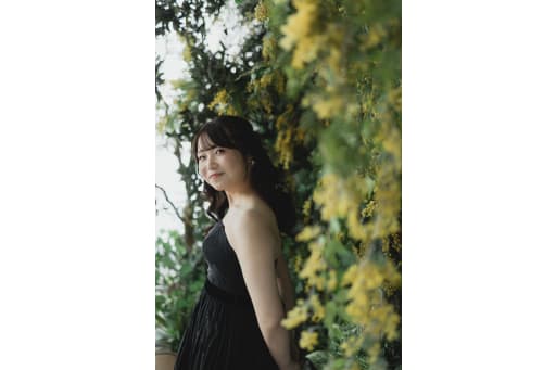 ふとした表情が魅せるナチュラルな美しさ