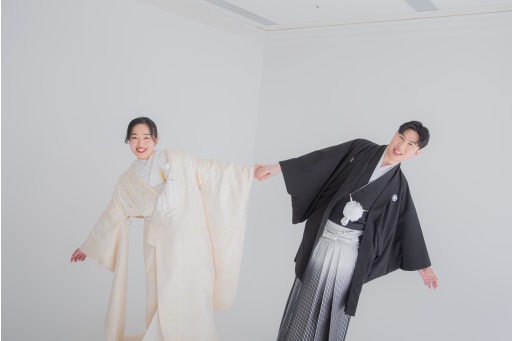 繋いだ手と、自由なポージング