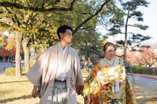 手をつないで歩くシーン