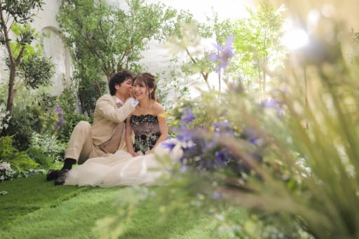 緑あふれるナチュラルな背景でのショット。新婦様の笑顔が素敵！