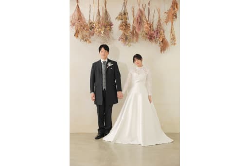 ドライフラワーの背景でカジュアルに