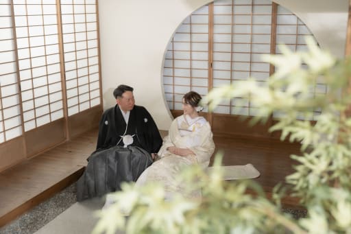 縁側座っておしゃべり