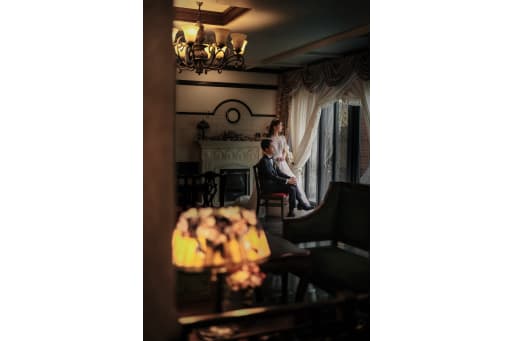 おふたりで共に外を眺める様子