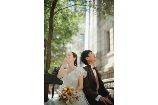 背中合わせの自然笑顔〜
