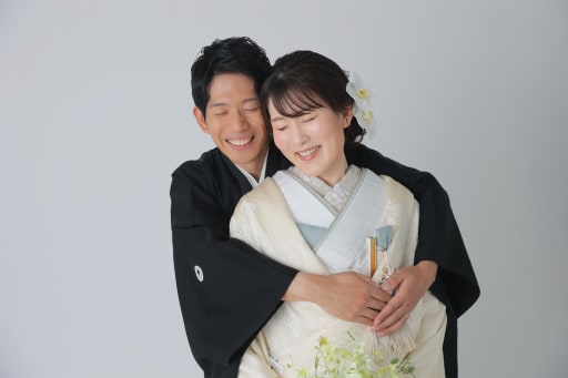 新郎さまからバックハグ