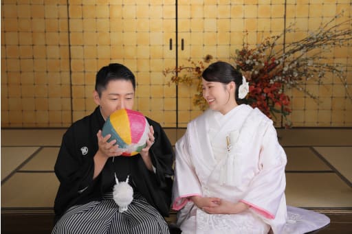ご新郎様が紙風船を膨らませる優しい雰囲気のお写真！！