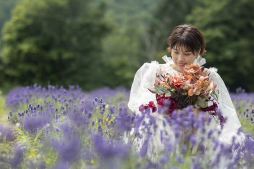 油絵のような新婦様の可愛いソロショット