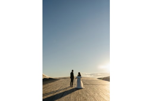 西日に照らされ