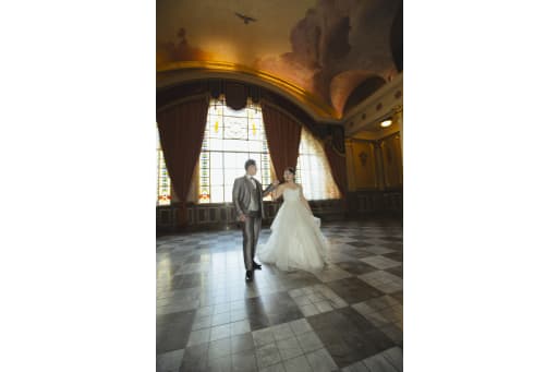 手を取り合う瞬間