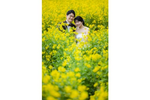 菜の花畑にパッと明るい笑顔が咲く