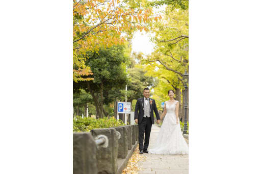 手を繋いでいる姿も