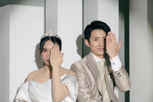 指輪をしている手で目隠し