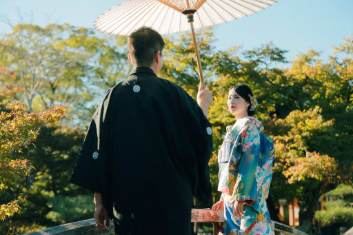 新婦様が新郎様を見つめるロマンチックなシーン