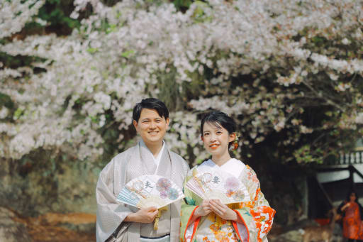 扇子持って...