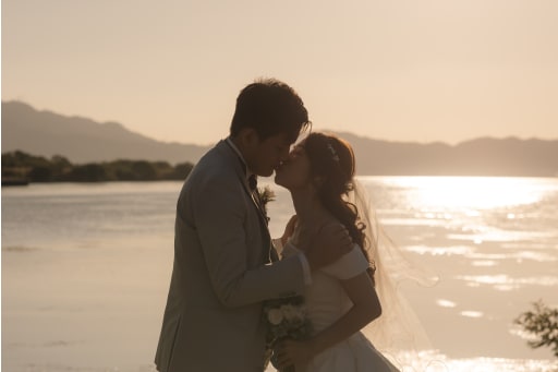 サンセットを背景にキスショット♡