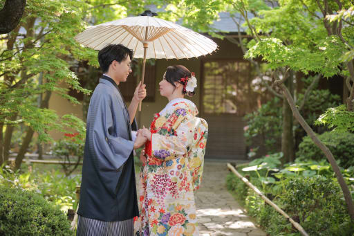 和傘の下で重ねる手、やさしい眼差し