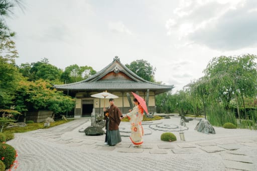 古くからの趣が残る庭園を歩く新郎新婦様、その姿は圧巻でした。