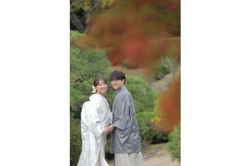手を取り合って
