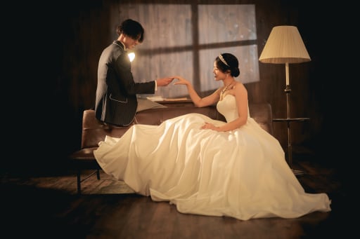 手を取り合うポーズでは照れた表情も引き出せた