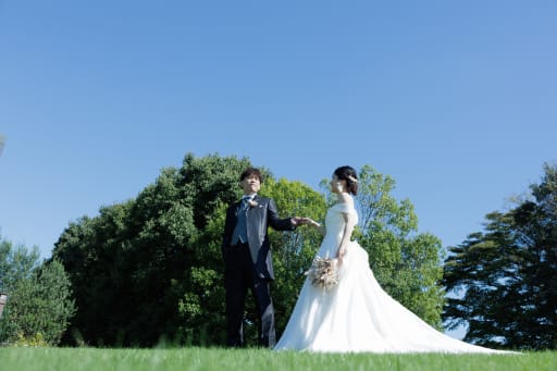 手を取り合って