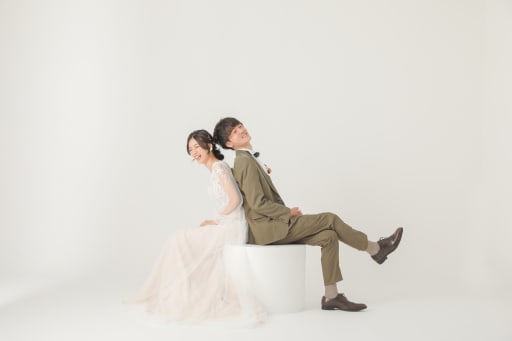 	 背中合わせで