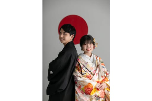 日の丸を背景に