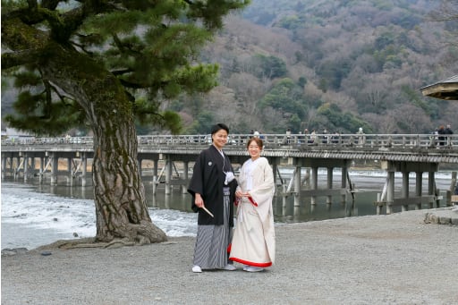 渡月橋で笑顔のフォトウェディング
