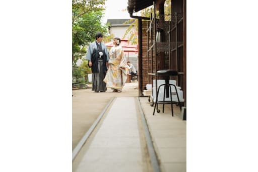 お店の前の道を使って