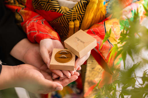 お手元を重ねて